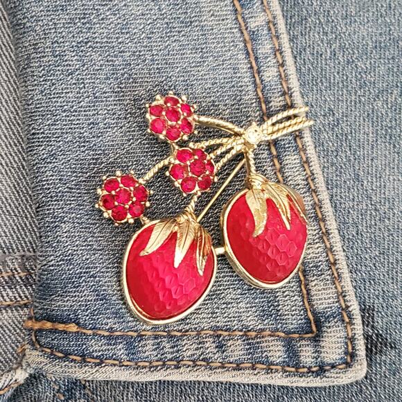Sarah Coventry Jewelry - VTG‎ Sarah Coventry Strawberry Festival Rhinestone Brooch 1966 Glass Fruit READ